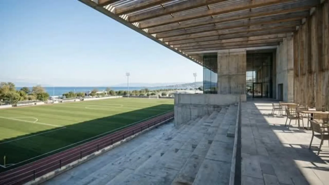Vereinsclub Avrupa Demir Spor, Istanbul Vereinsclub am Meer in Istanbul mit Holzdach und Tribüne über dem Fußballfeld