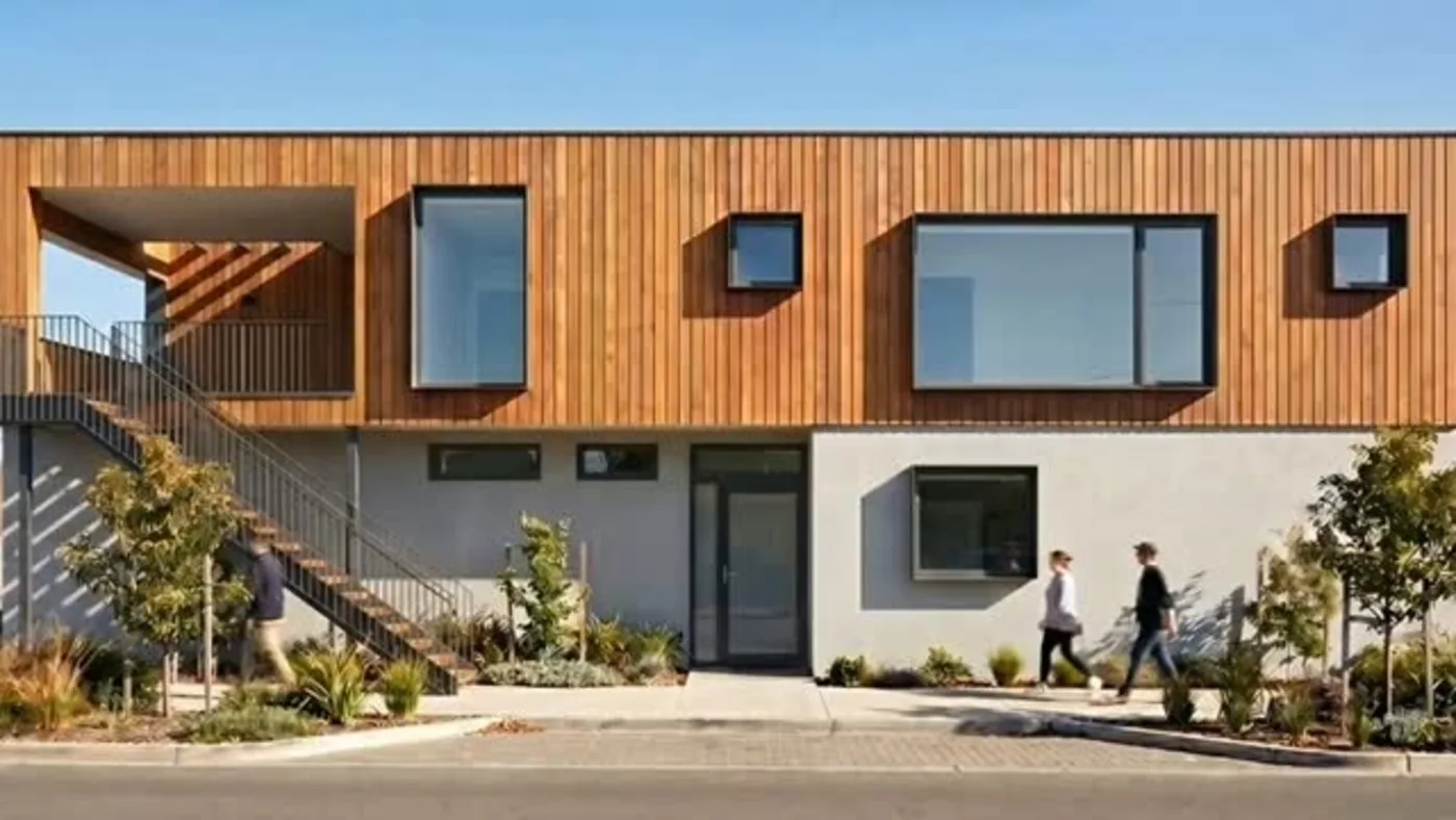 Wohngebäude mit Holzfassade Wohngebäude mit Holzfassade, Putzsockel und Aussentreppe nach der Sanierung